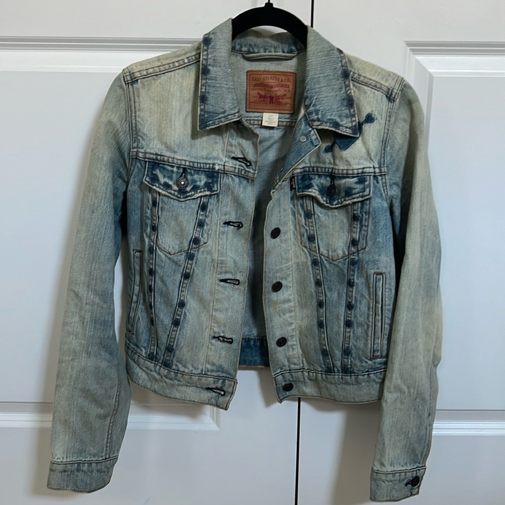 Women vintage Levi’s denim jacket